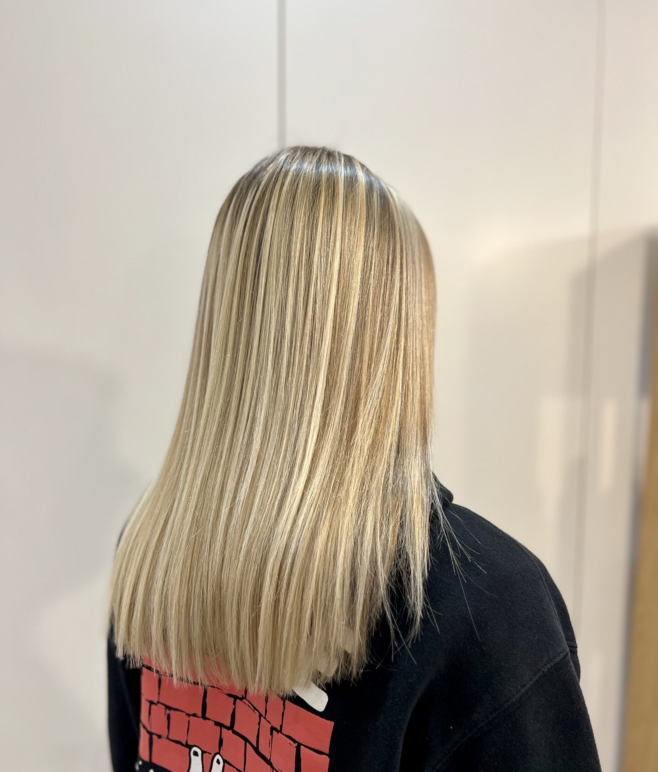 L'Atelier signature - hairstylist, coiffeuse à Domicile au Pays basque pour coloration blond