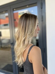 L'Atelier signature - hairstylist, coiffeuse à Domicile au Pays basque pour coloration blond balayage